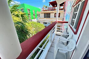 Central Studio with Balcony & Kitchen