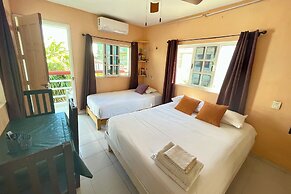 Central Studio with Balcony & Kitchen