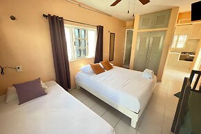 Central Studio with Balcony & Kitchen