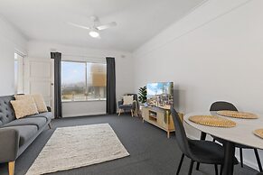 Beachside 2-bed Apartment With Balcony Views