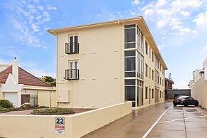 Beachside 2-bed Apartment With Balcony Views