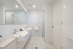 Spacious Lakefront Apartment With Pool Access