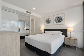 Spacious Lakefront Apartment With Pool Access