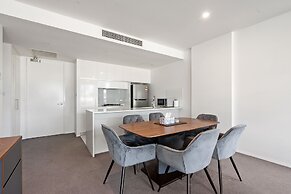 Spacious Lakefront Apartment With Pool Access