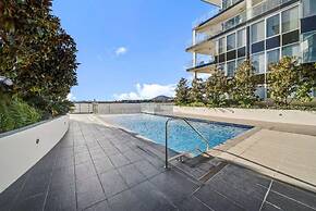 Spacious Lakefront Apartment With Pool Access