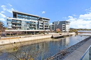Spacious Lakefront Apartment With Pool Access