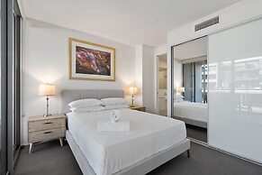 Spacious Lakefront Apartment With Pool Access