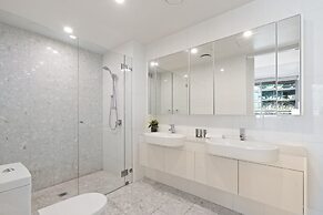 Spacious Lakefront Apartment With Pool Access