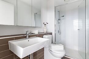 A 2BR Apt With Harbour Views and Free Parking