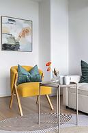 A 2BR Apt With Harbour Views and Free Parking