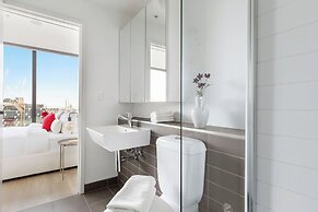 A 2BR Apt With Harbour Views and Free Parking