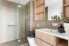A Chic 2BR Apt With Panoramic Views, Free Parking