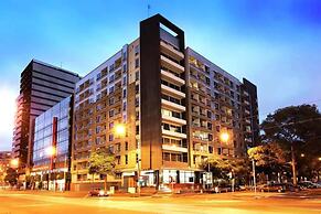 Stylish 2BR Apt Steps From Vic Market With Parking