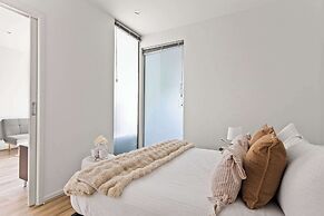 Stylish 2BR Apt Steps From Vic Market With Parking