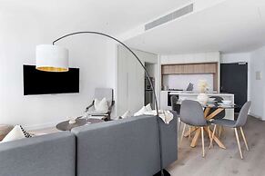 Chic 2BR Apt Opposite Southern Cross, City Views