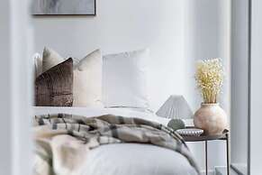 Chic 2BR Apt Opposite Southern Cross, City Views