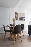 Chic 2BR Apt Opposite Southern Cross, City Views