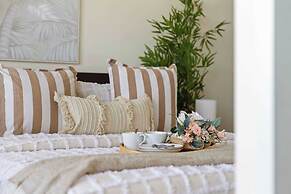 Cozy & Chic 2BR Apt Walk to Melbourne Central