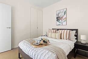 Cozy & Chic 2BR Apt Walk to Melbourne Central