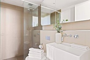Cozy & Chic 2BR Apt Walk to Melbourne Central