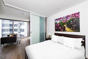 A Modern CBD Apt Right Next to Southern Cross