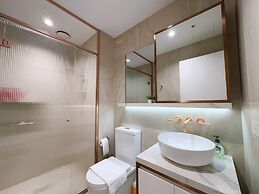 Bright & Modern 2BR Apt on Iconic Chapel Street