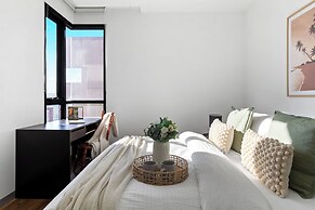 A Chic 2BR Apt Near Melbourne Uni, Free Parking