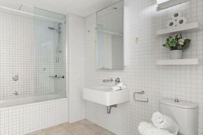 A Chic 2BR Apt Near Melbourne Uni, Free Parking
