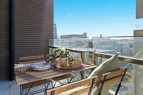 A Chic 2BR Apt Near Melbourne Uni, Free Parking