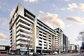 A Chic 2BR Apt Near Melbourne Uni, Free Parking