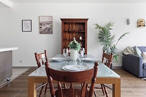 A Chic 2BR Apt Near Melbourne Uni, Free Parking