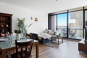 A Chic 2BR Apt Near Melbourne Uni, Free Parking
