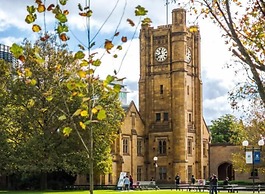 A Chic 2BR Apt Near Melbourne Uni, Free Parking