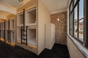 BEAT. 1932 Hostel at Chinatown