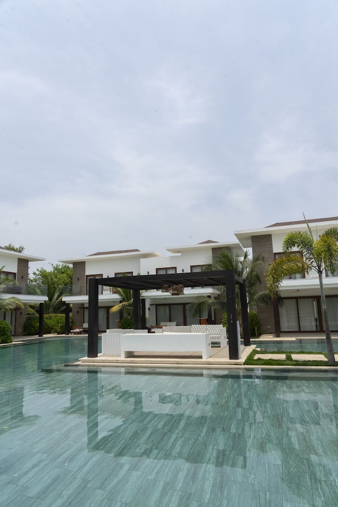 Villa With Direct Pool Access and Beach Access