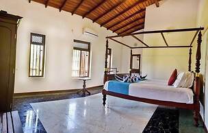 Villa Camellia Garland