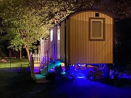 Duck House - 1 Bed Shepherds Hut - Gower