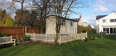 Duck House - 1 Bed Shepherds Hut - Gower
