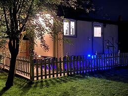Duck House - 1 Bed Shepherds Hut - Gower
