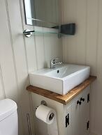 Duck House - 1 Bed Shepherds Hut - Gower