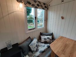 Duck House - 1 Bed Shepherds Hut - Gower