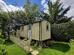 Duck House - 1 Bed Shepherds Hut - Gower