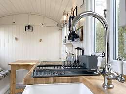 Duck House - 1 Bed Shepherds Hut - Gower