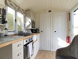 Duck House - 1 Bed Shepherds Hut - Gower