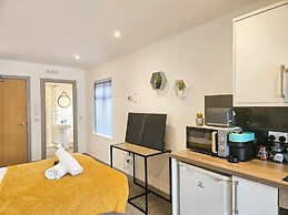 Churchill Studio - 1 Bedroom Studio - Uplands