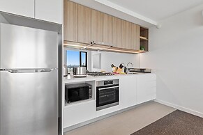 2-bed Inner-city Pad With Pool,