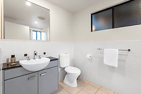 Bright 3-bedroom Beachside Stay With Pool & BBQ