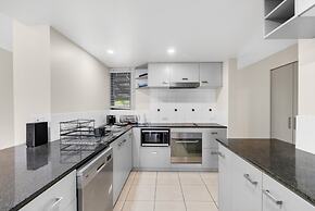 Bright 3-bedroom Beachside Stay With Pool & BBQ