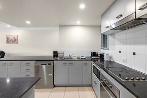 Bright 3-bedroom Beachside Stay With Pool & BBQ