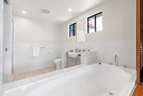 Bright 3-bedroom Beachside Stay With Pool & BBQ